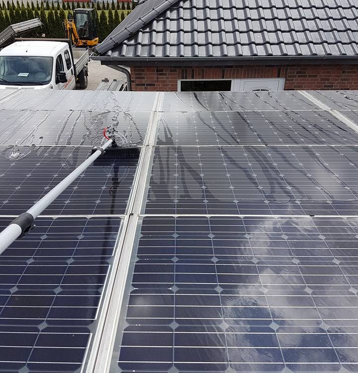 Professionelle Reinigung einer Photovoltaikanlage
