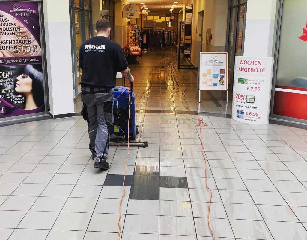 Reinigung einer Verkaufsfläche durch Maaß Gebäudedienste
