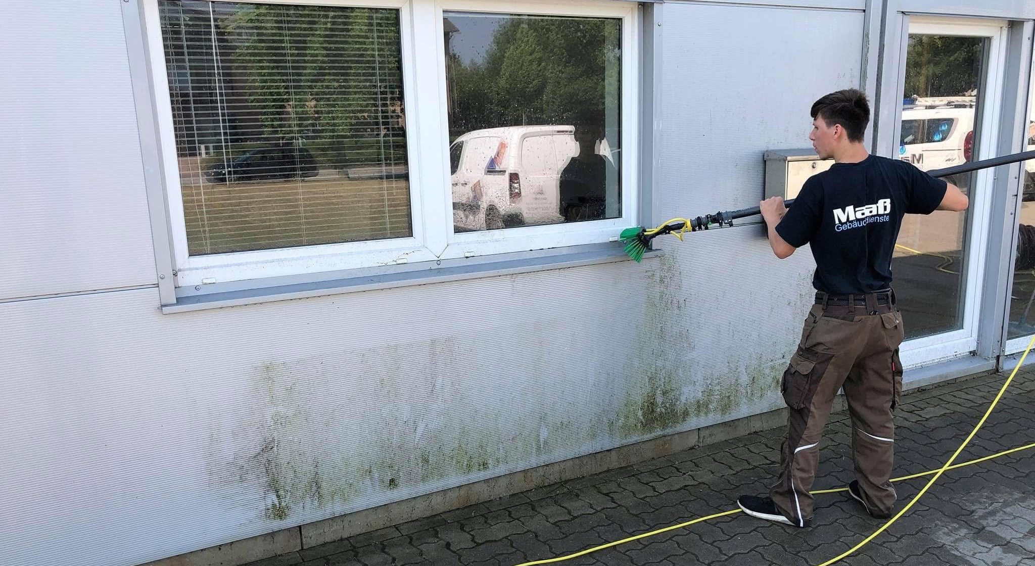 Fassadenreinigung mit wasserführender Teleskoptechnik