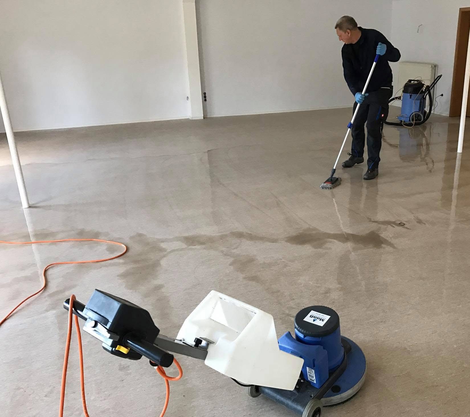 Intensive Grundreinigung eines Bodenbelags