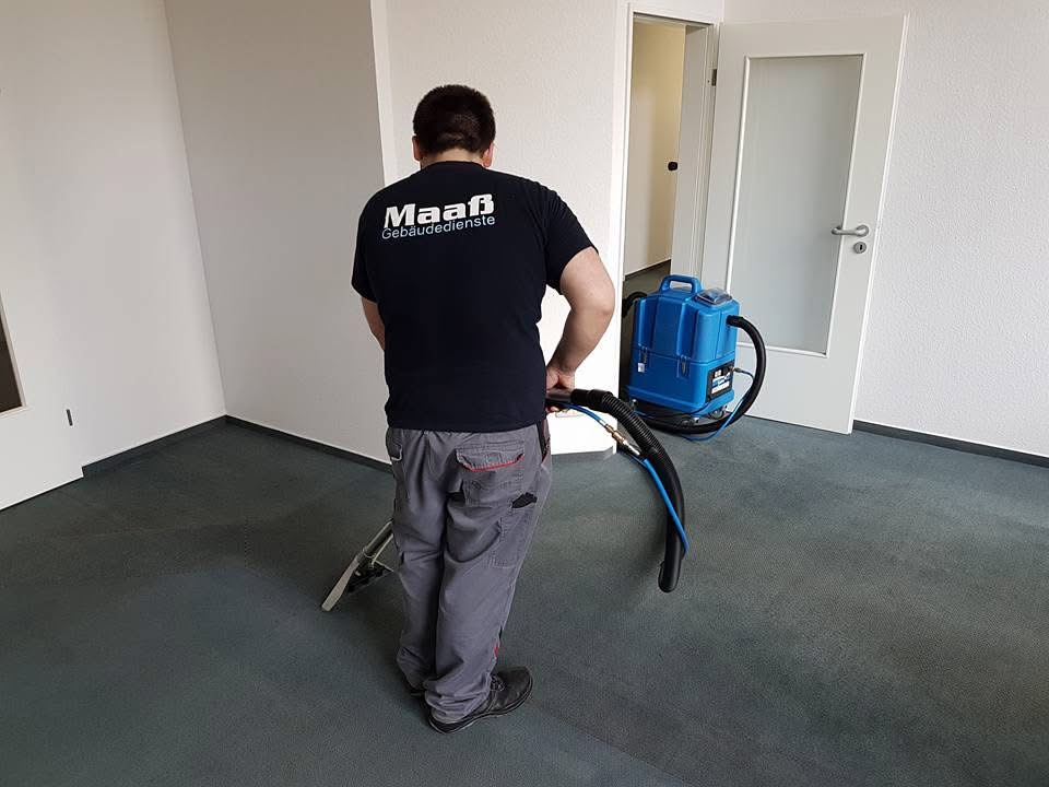 Professionelle Teppichreinigung mit Sprühextraktionsgerät