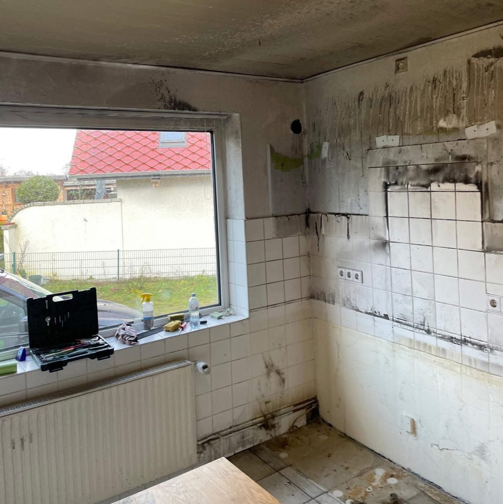 Verrußter Raum vor der professionellen Brandschadenreinigung
