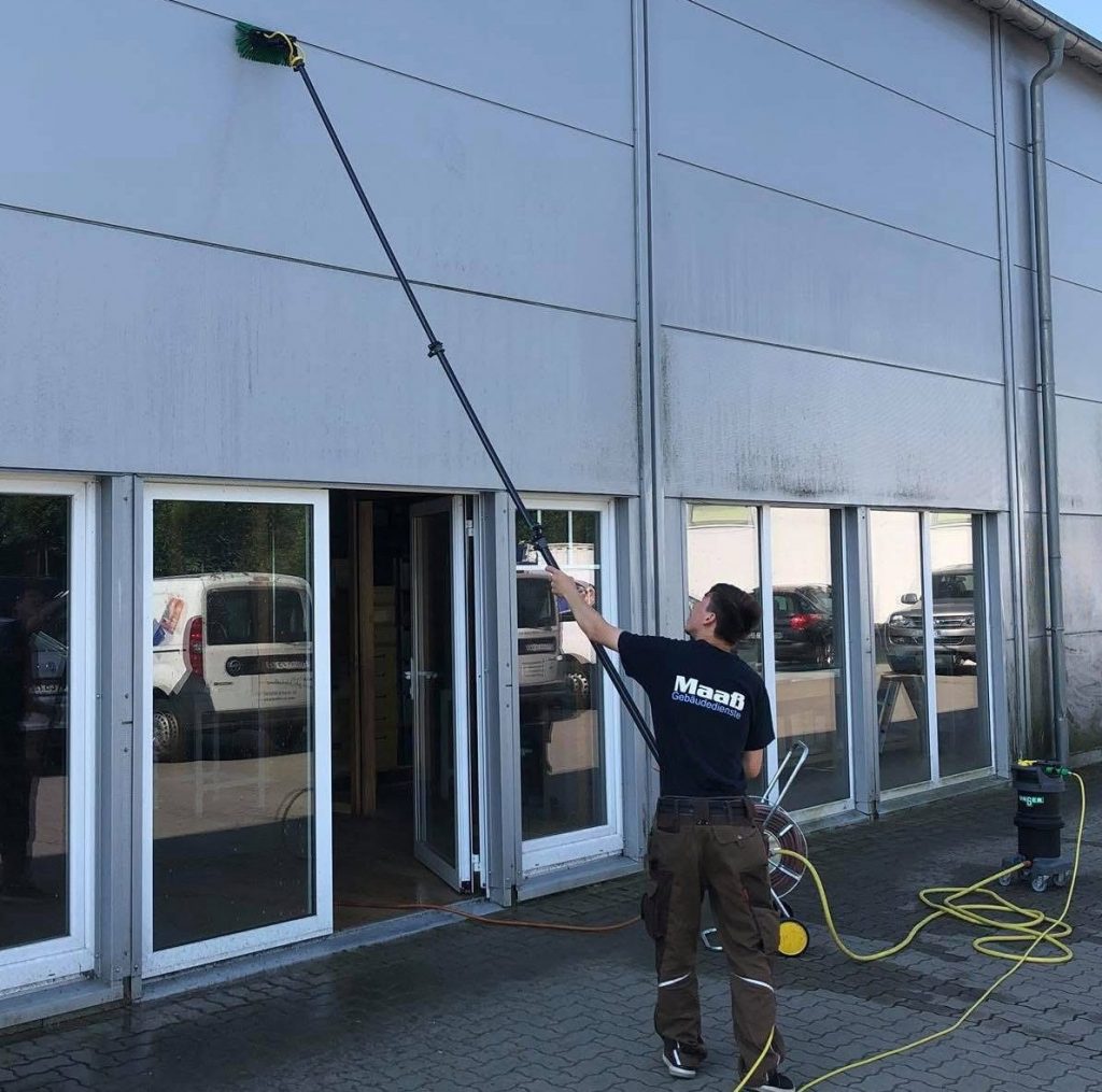 Fassadenreinigung mit einer wasserführenden Teleskopstange