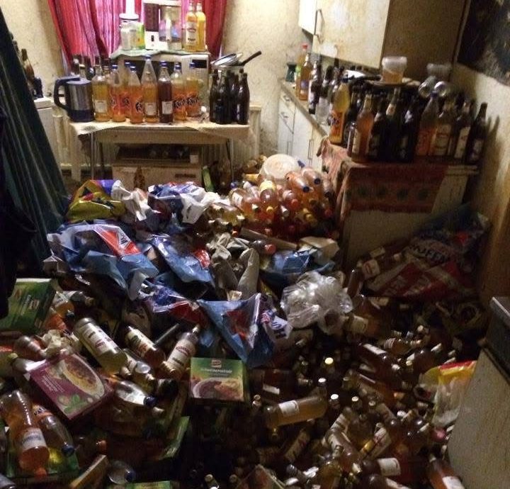 Stark vermüllte Wohnung vor einer professionellen Räumung