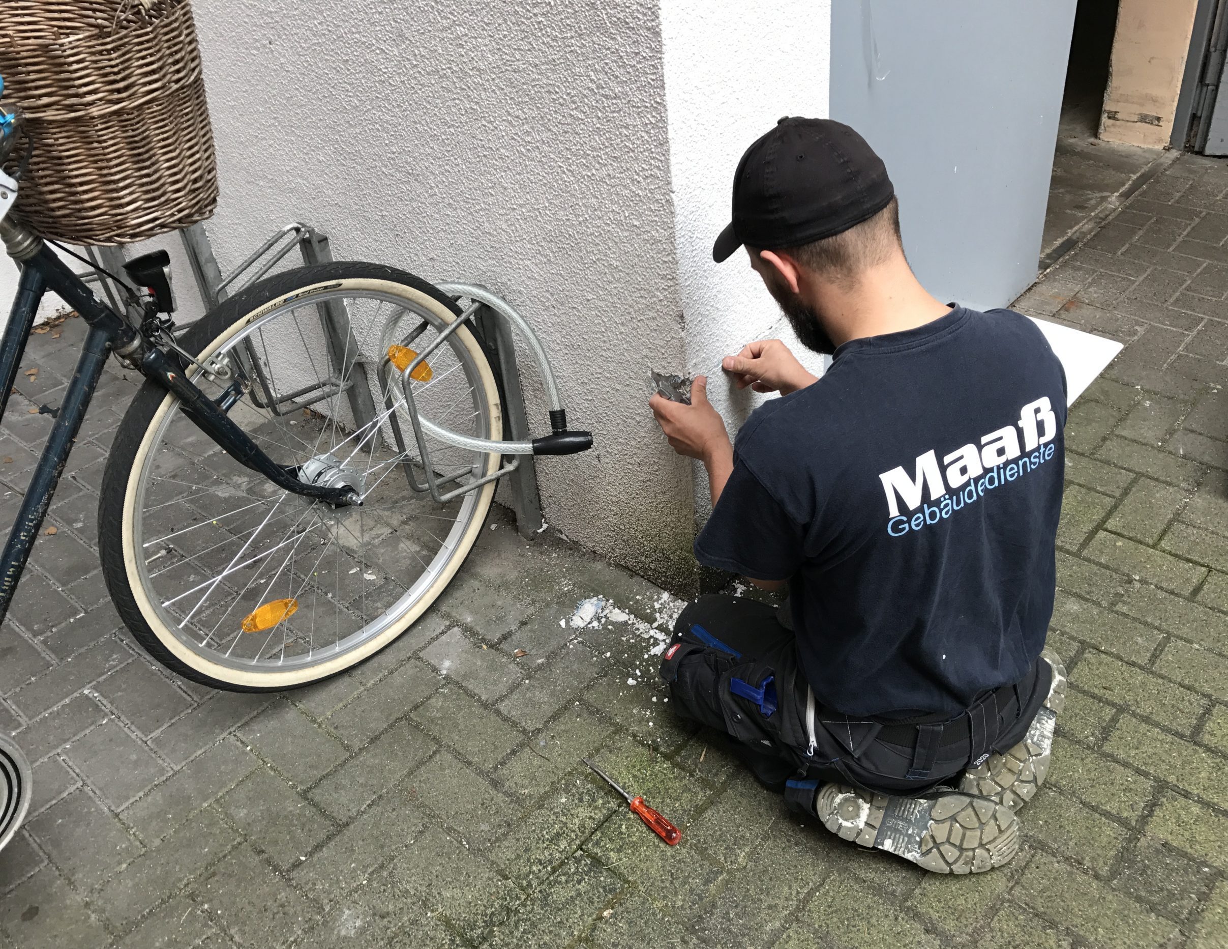 Mitarbeiter von Maaß Gebäudedienste bei einer Kleinreparatur