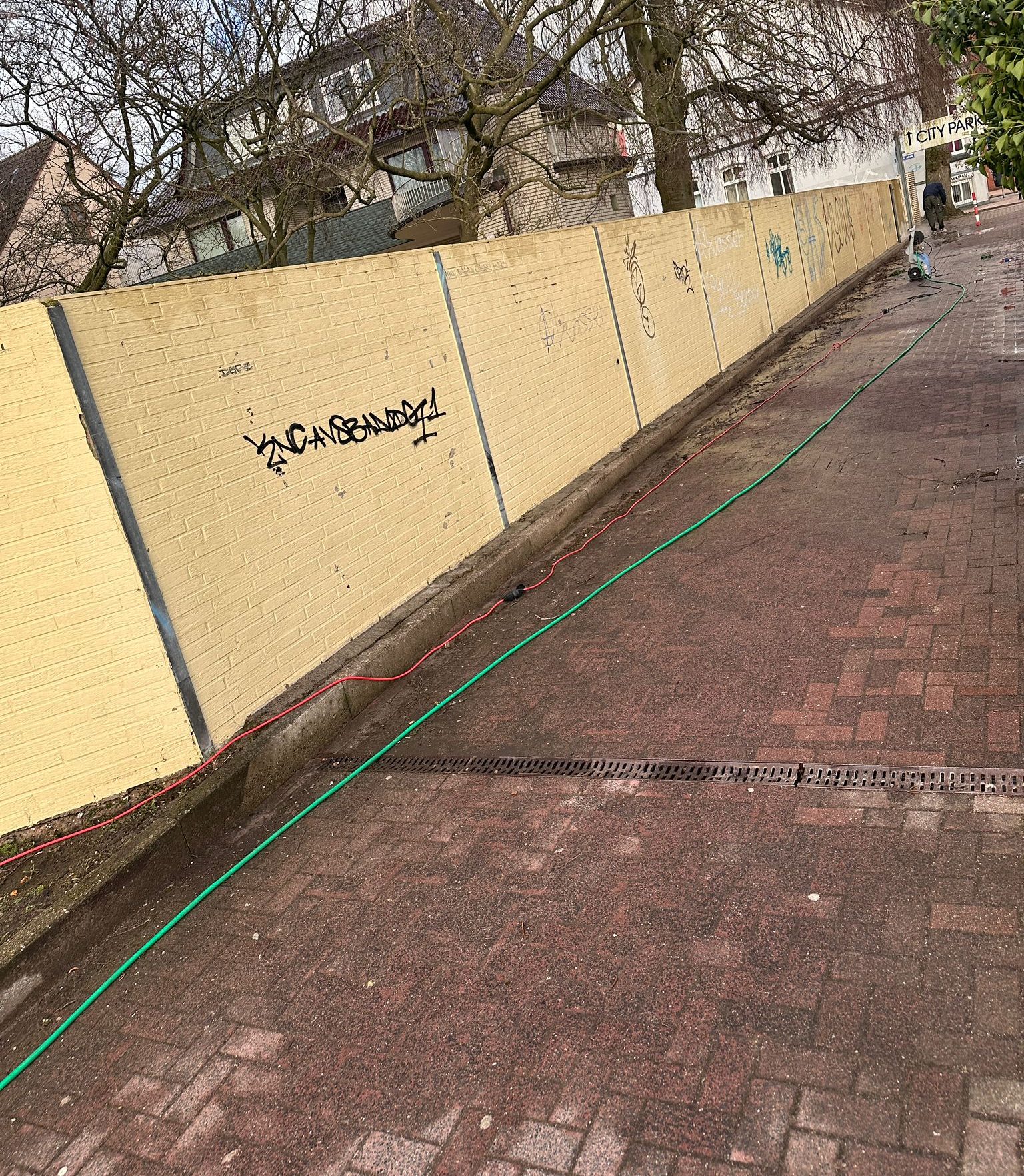 Graffitientfernung an einer Mauer in Neumünster