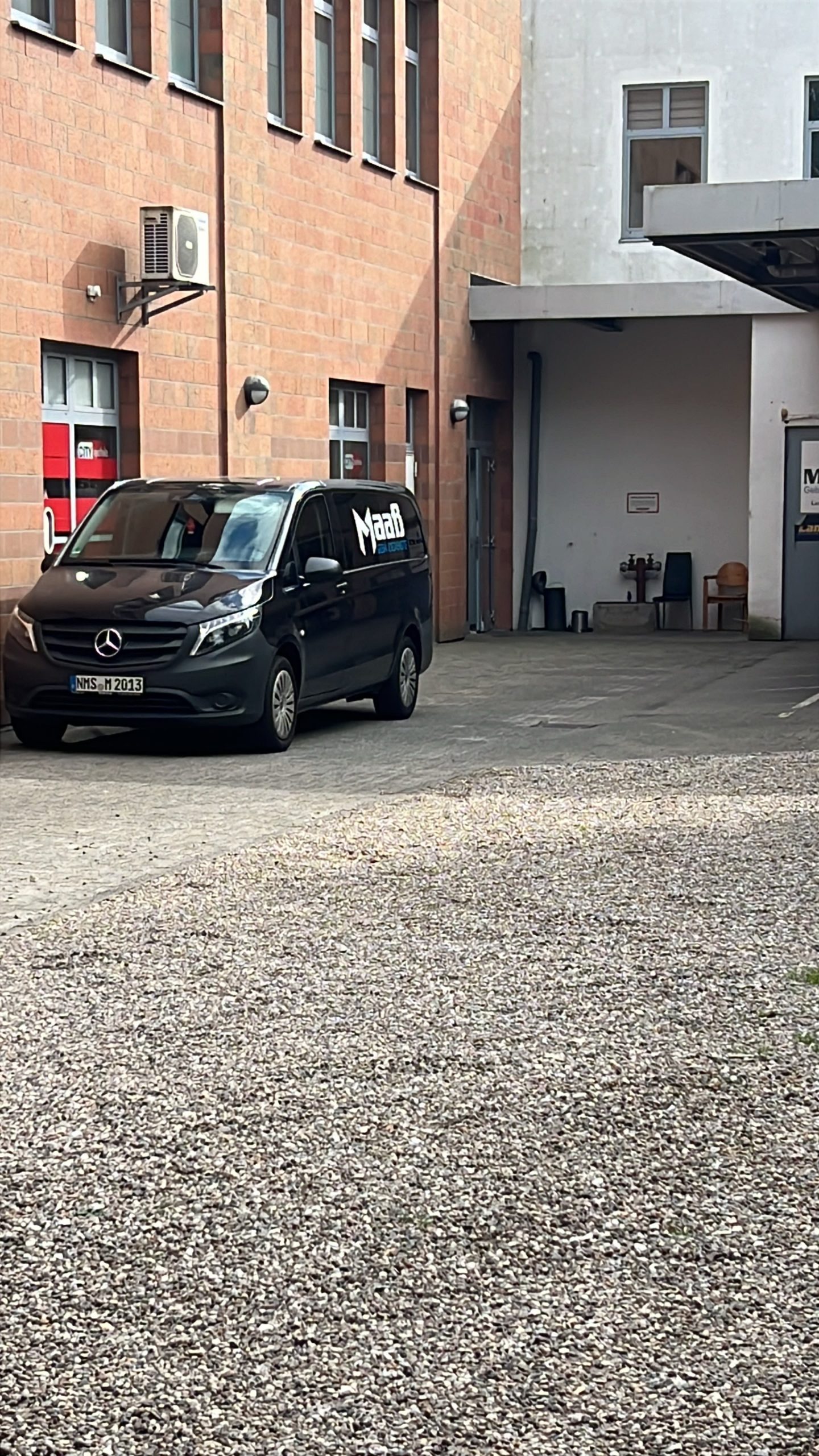 Mitarbeiter bei einer Objektkontrolle und Reparatur