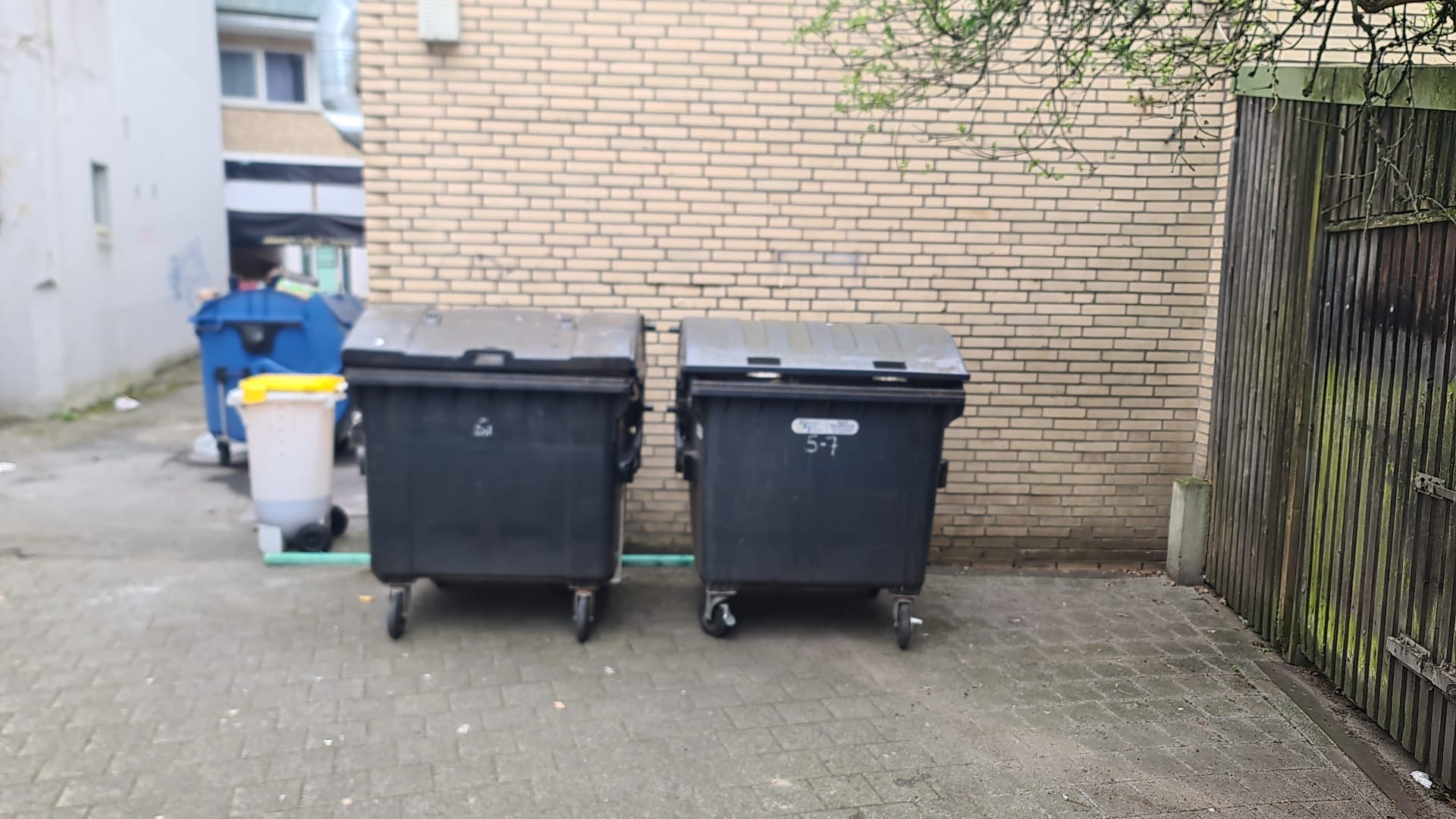 Mülltonnen werden nach der Leerung zurückgestellt