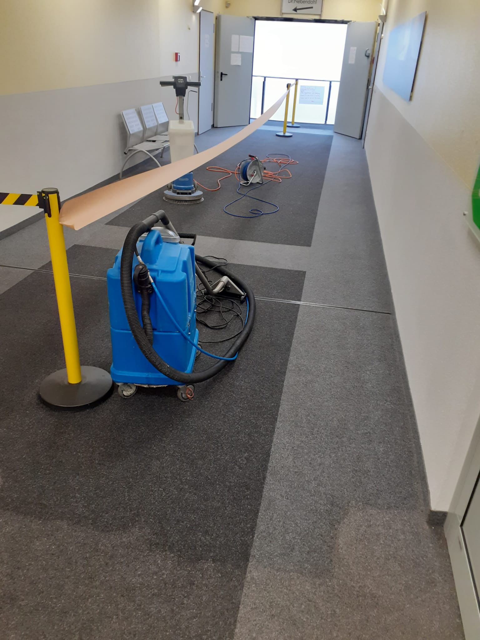 Professionelle Teppichreinigung mit einem Sprühextraktionsgerät