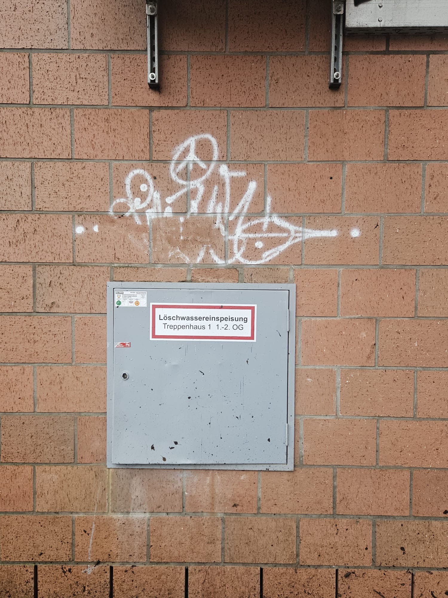 Graffiti-Entfernung auf einer Mauerfläche